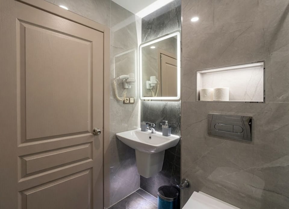 Economy Triple Room, Ground Floor | Premium bedding, pillowtop beds, minibar, in-room safe
