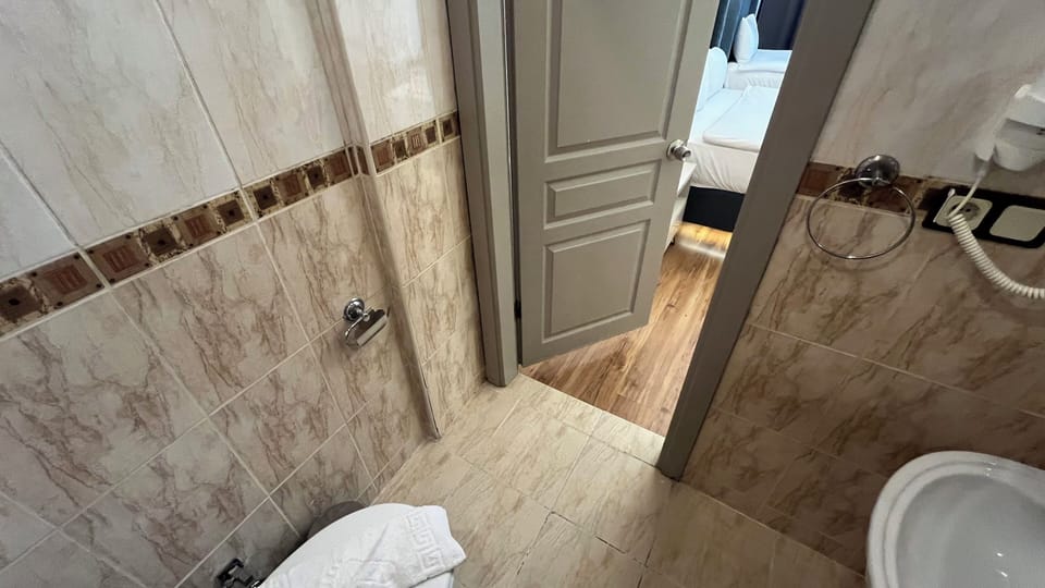 Family Quadruple Room | Bathroom | Shower, free toiletries, hair dryer, slippers