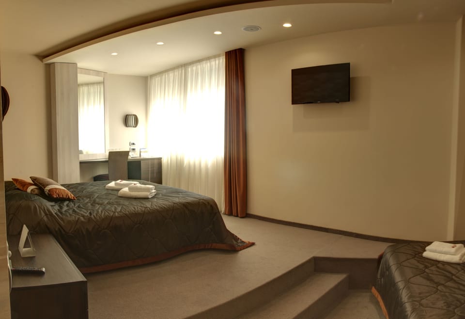 Premium bedding, Tempur-Pedic beds, minibar, in-room safe
