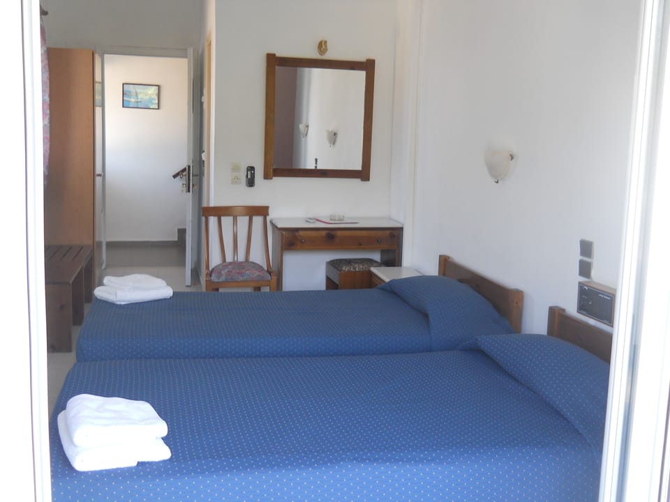 XXXEconomy Double Room, Balcony | Minibar, in-room safe, desk, soundproofing