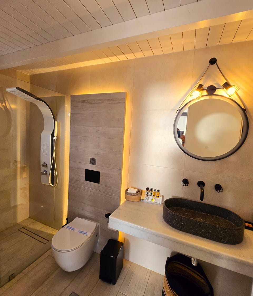 Superior Double or Twin Room, Sea View | Bathroom | Free toiletries, hair dryer, slippers, towels