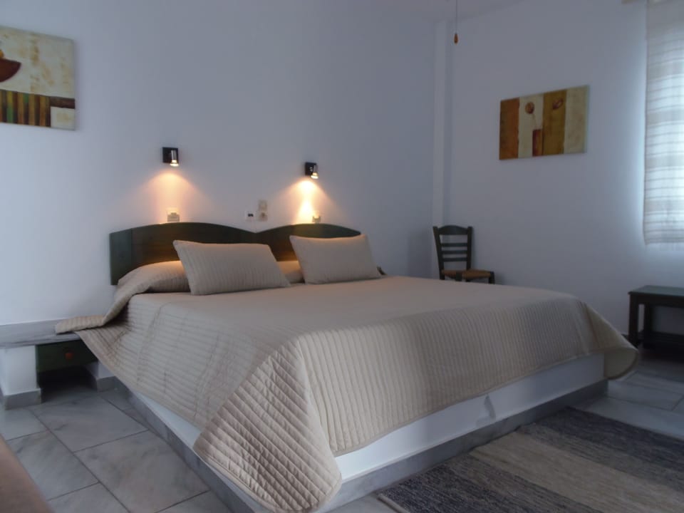 Standard Room | Minibar, iron/ironing board, free WiFi, bed sheets