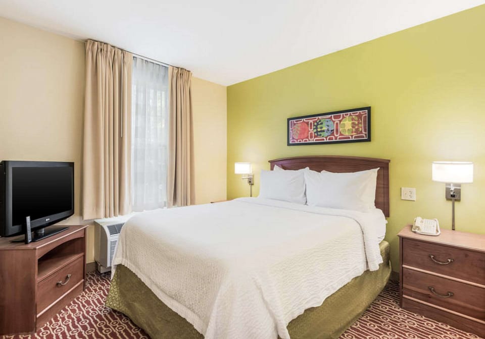 Premium bedding, in-room safe, desk, laptop workspace