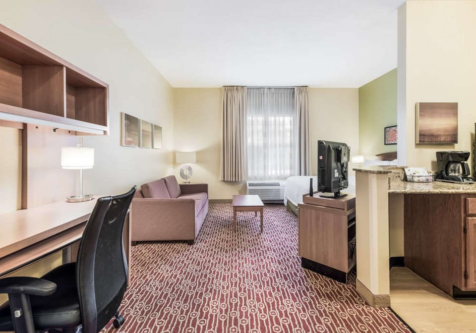 Premium bedding, in-room safe, desk, laptop workspace