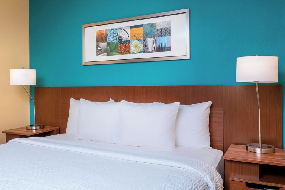 Room, 1 King Bed | Premium bedding, desk, iron/ironing board, cribs (free)