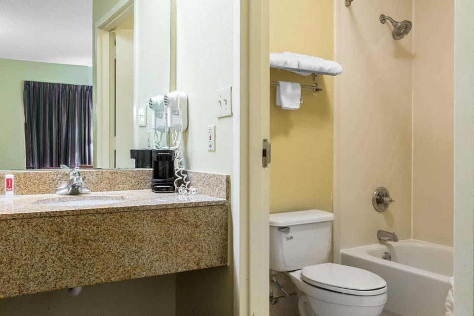 Combined shower/tub, free toiletries, hair dryer, towels