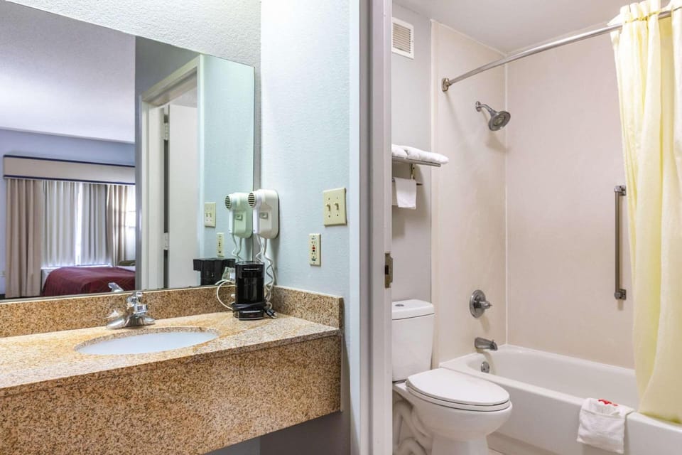 Royal Palms INN Hotel in Stockbridge