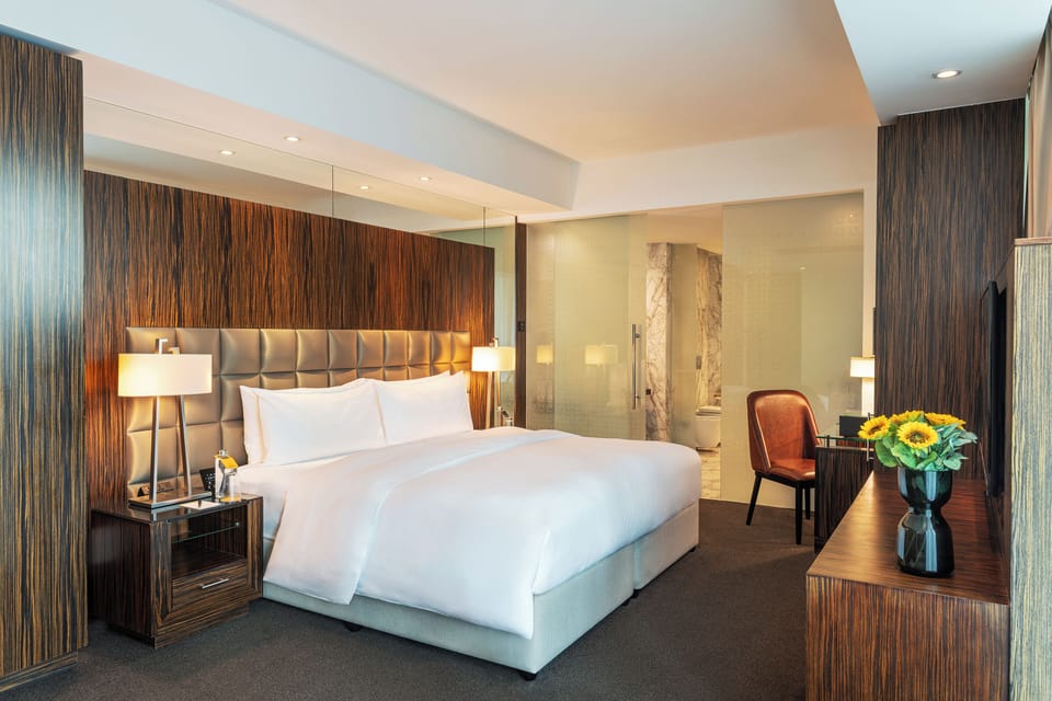 Deluxe Corner King Room with Sofa bed with Free Shuttle and Access to Riva Beach Club | Premium bedding, minibar, in-room safe, desk