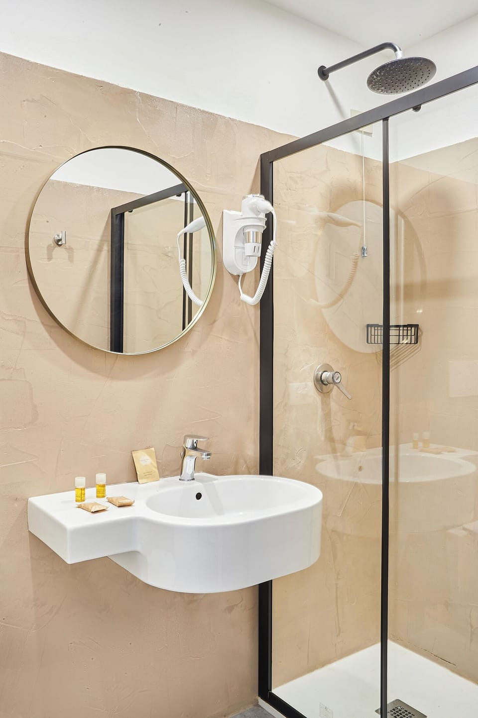 Shower, free toiletries, hair dryer, bidet