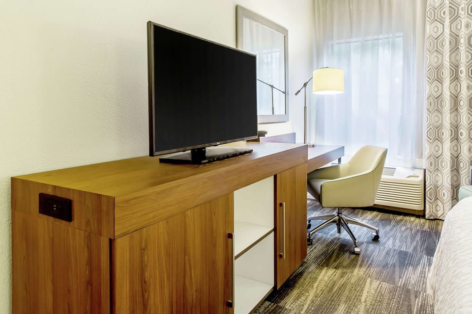 Premium bedding, in-room safe, desk, laptop workspace