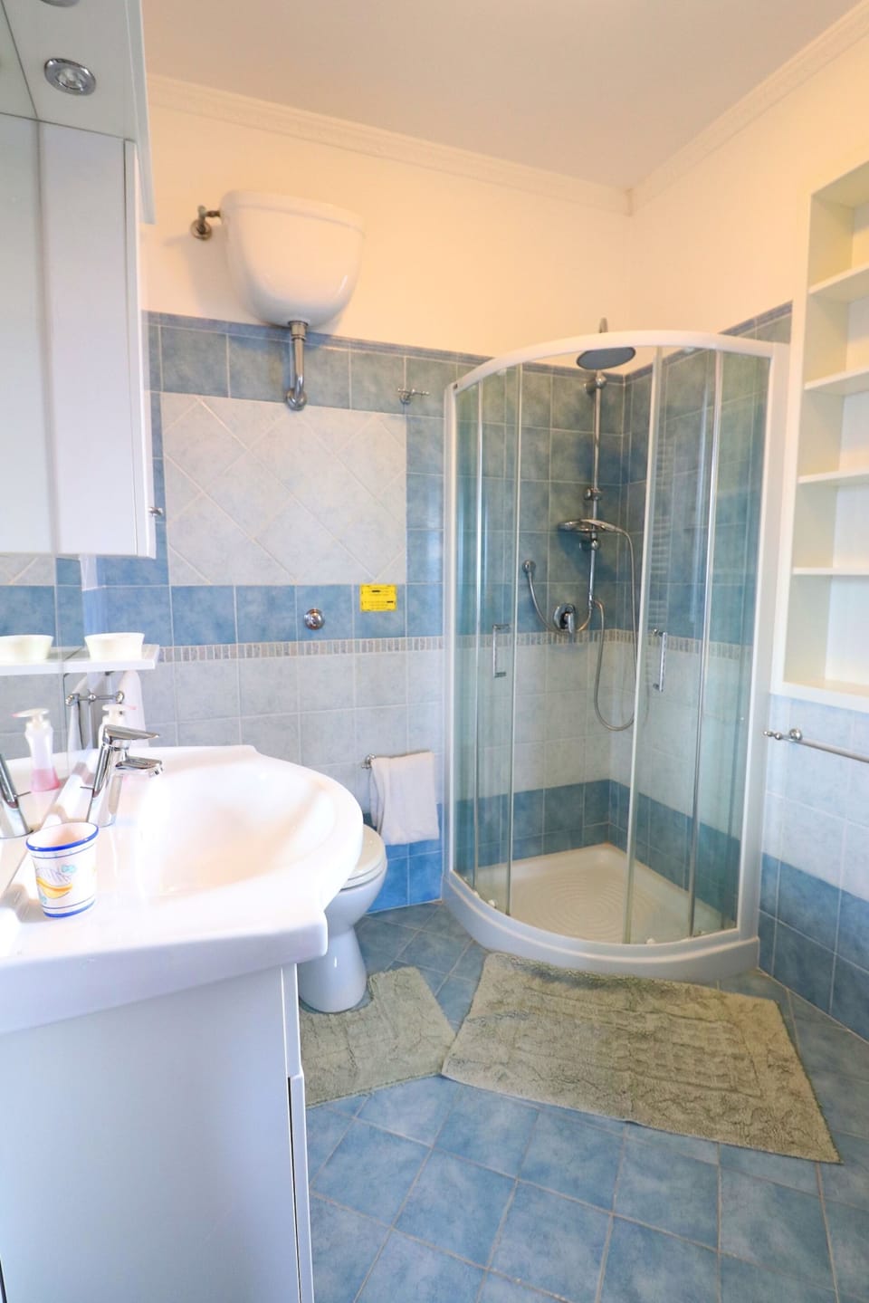 Standard Double Room | Bathroom | Shower, rainfall showerhead, bidet, towels