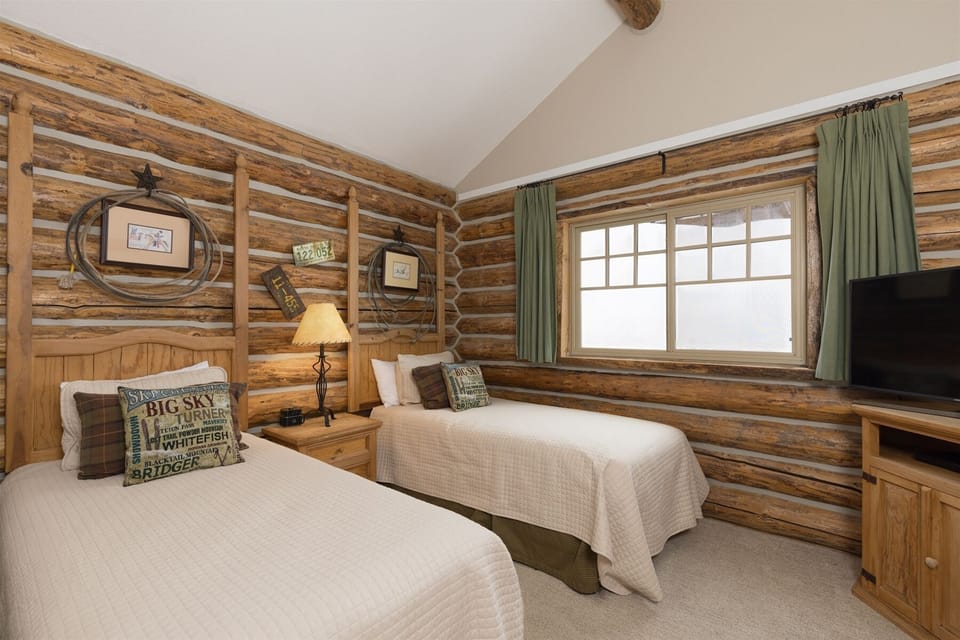 Bedroom 2 with 2 twin beds, Smart TV, mtn views.