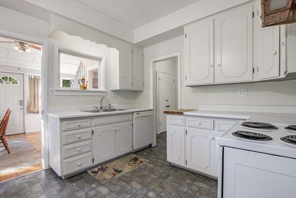 Charming kitchen with full appliances 