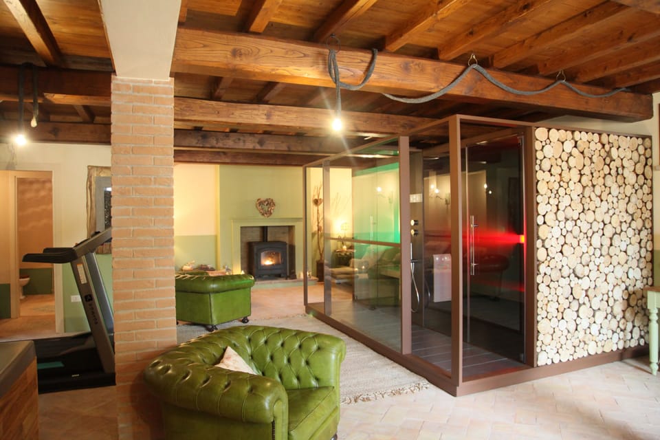 Sauna, hot tub, steam room