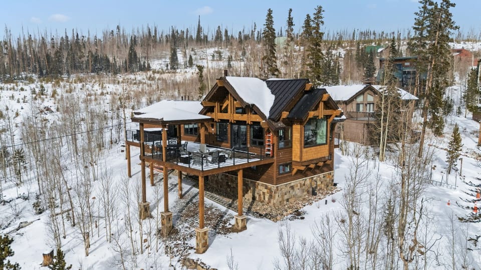 Scenic mountain retreat