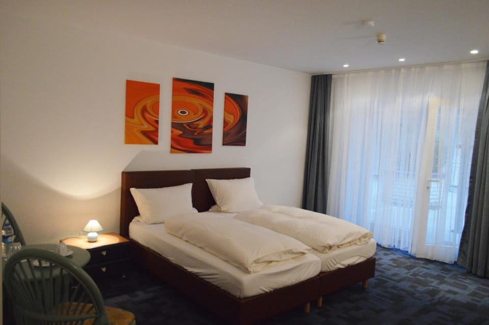 Desk, soundproofing, WiFi (free), bed sheets