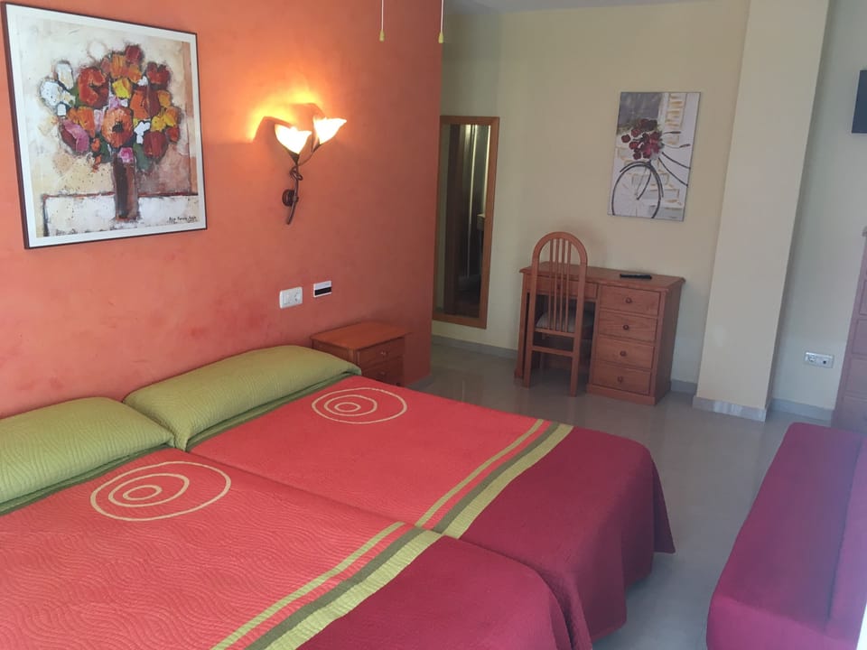 Twin Room | In-room safe, desk, blackout drapes, rollaway beds