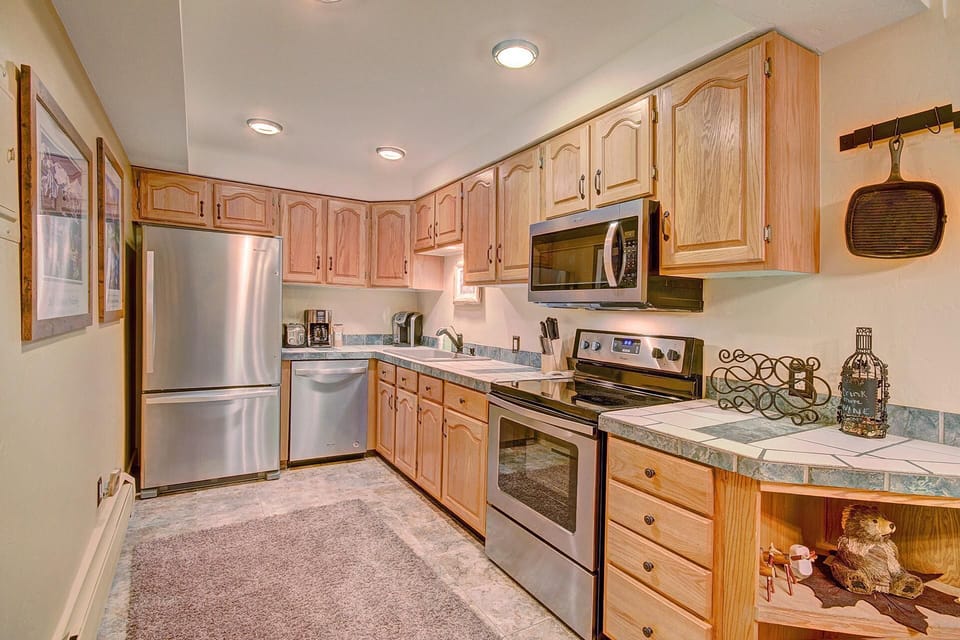 Condo, 1 Bedroom | Private kitchen | Fridge, microwave, oven, dishwasher