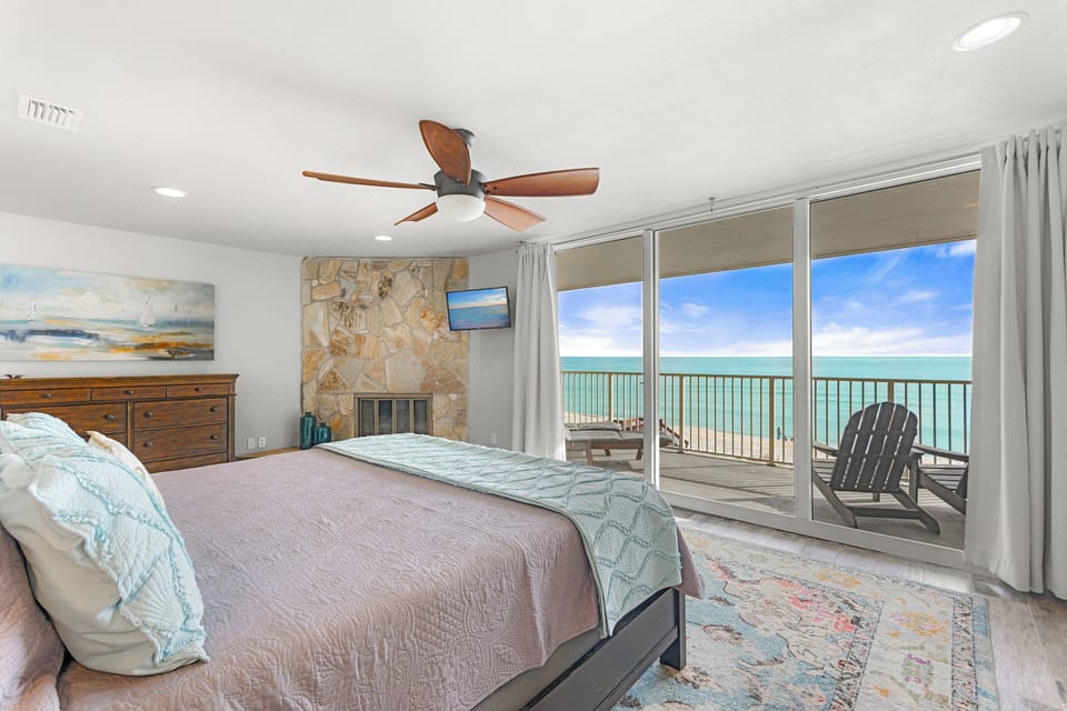 Master Bedroom, King, overlooking the Gulf