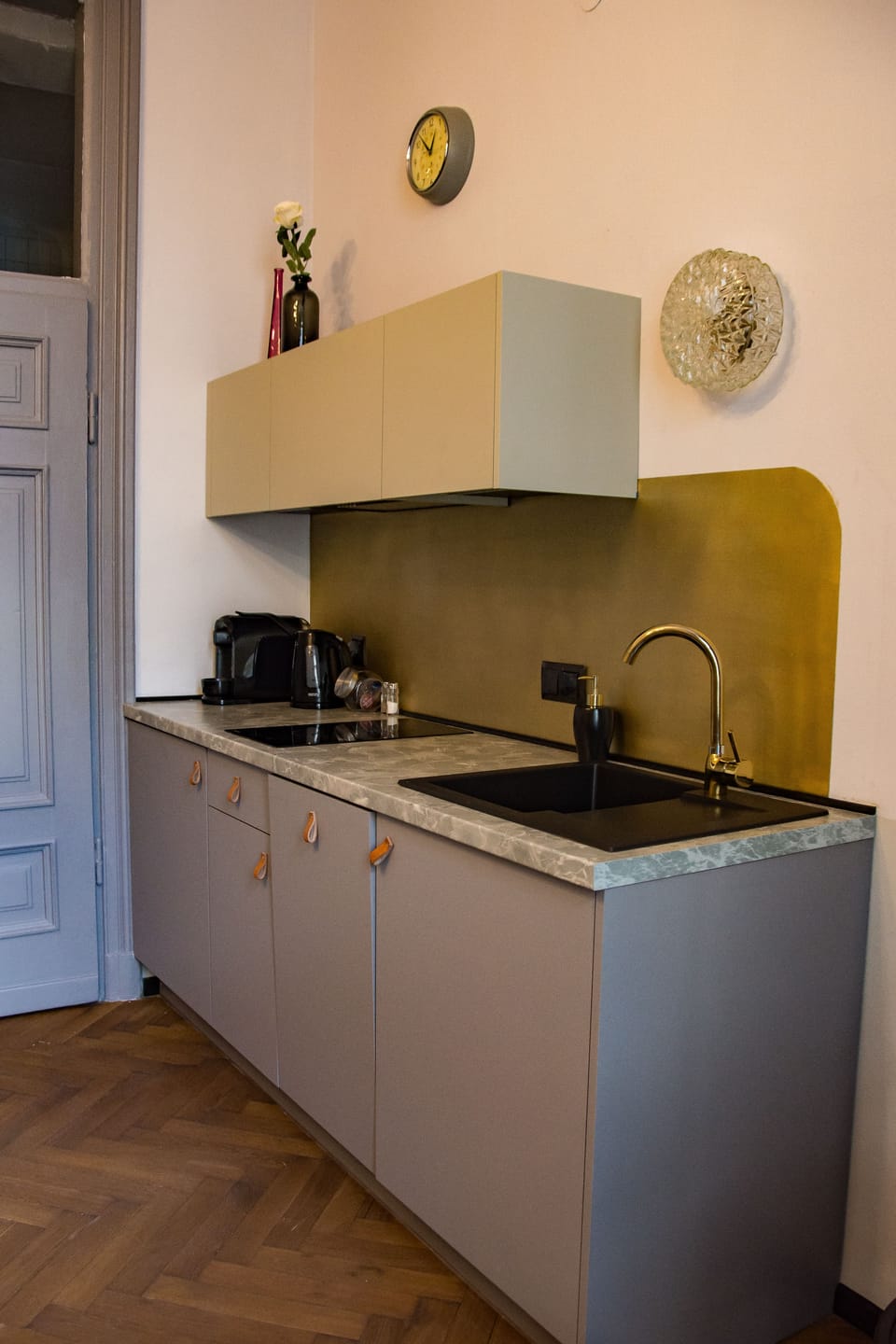 Coffee/tea maker, full-size fridge, stovetop, dishwasher