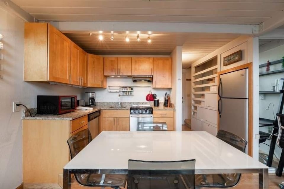 Studio | Private kitchen | Fridge, oven, coffee/tea maker, toaster