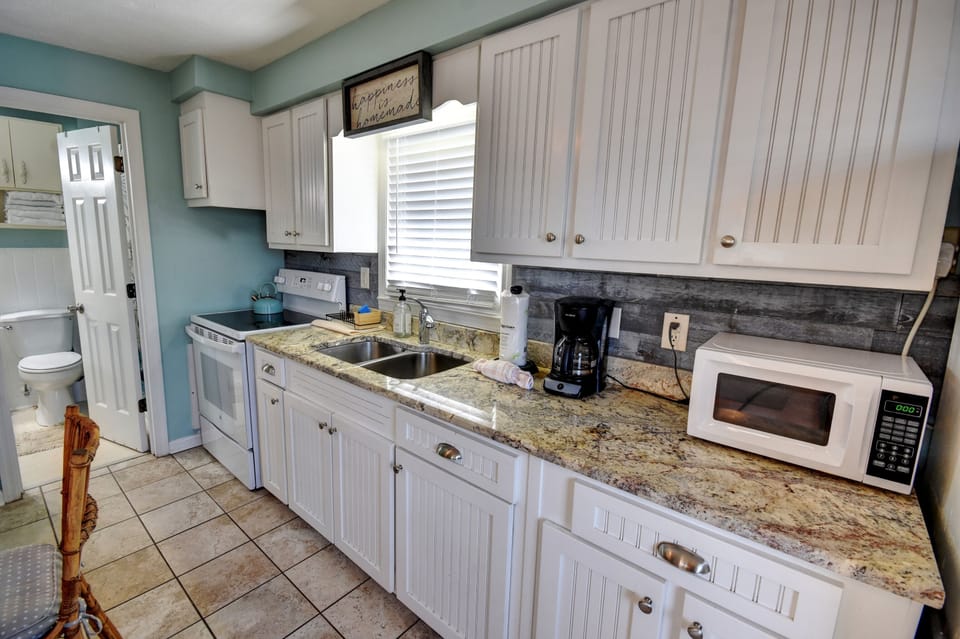 Condo, 1 Bedroom | Private kitchen | Fridge, oven, coffee/tea maker, toaster