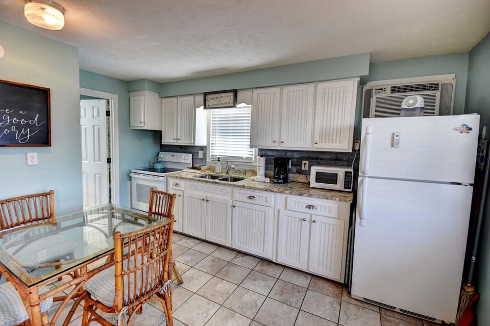 Condo, 1 Bedroom | Private kitchen | Fridge, oven, coffee/tea maker, toaster