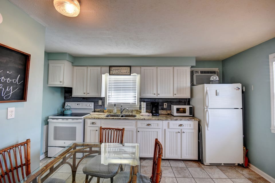 Condo, 1 Bedroom | Private kitchen | Fridge, oven, coffee/tea maker, toaster