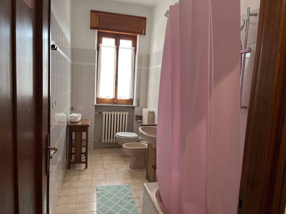 Classic Suite, Multiple Beds, Non Smoking, Ground Floor | Bathroom | Shower, free toiletries, hair dryer, children's robes