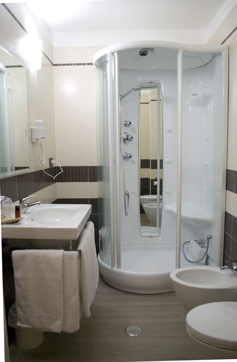 Deluxe Double or Twin Room | Bathroom | Shower, free toiletries, hair dryer, bathrobes