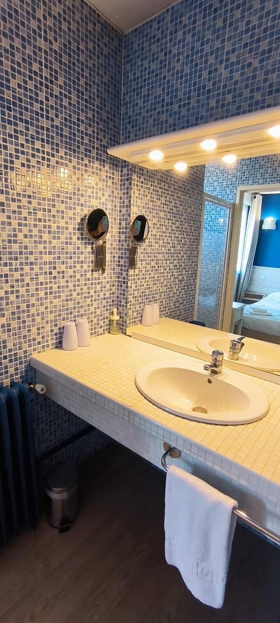Double Room (L'Ile aux oiseaux) | Bathroom | Shower, free toiletries, hair dryer, towels