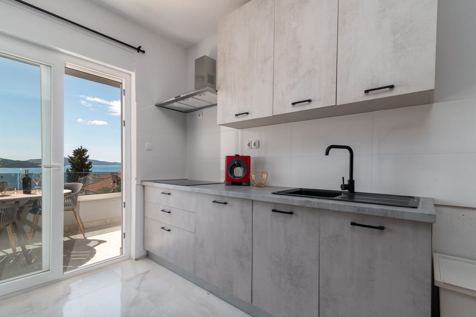 Luxury Apartment | Private kitchen | Microwave, oven, stovetop, coffee/tea maker