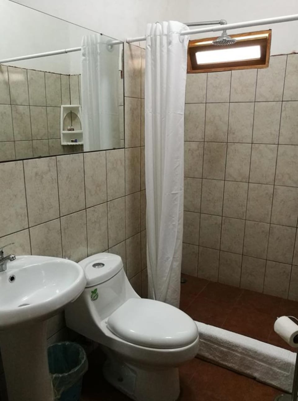 Shower, free toiletries, towels