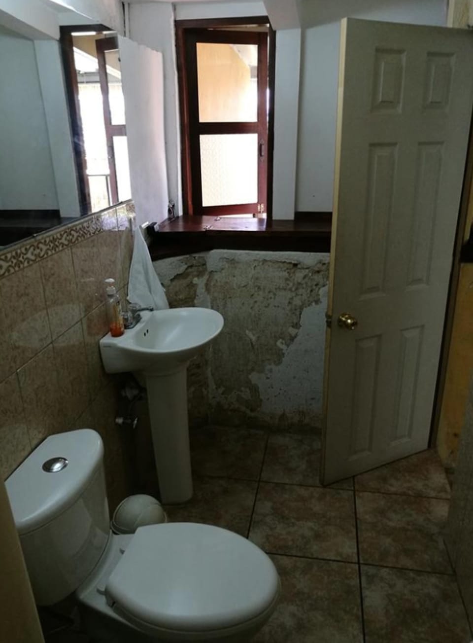 Shower, free toiletries, towels