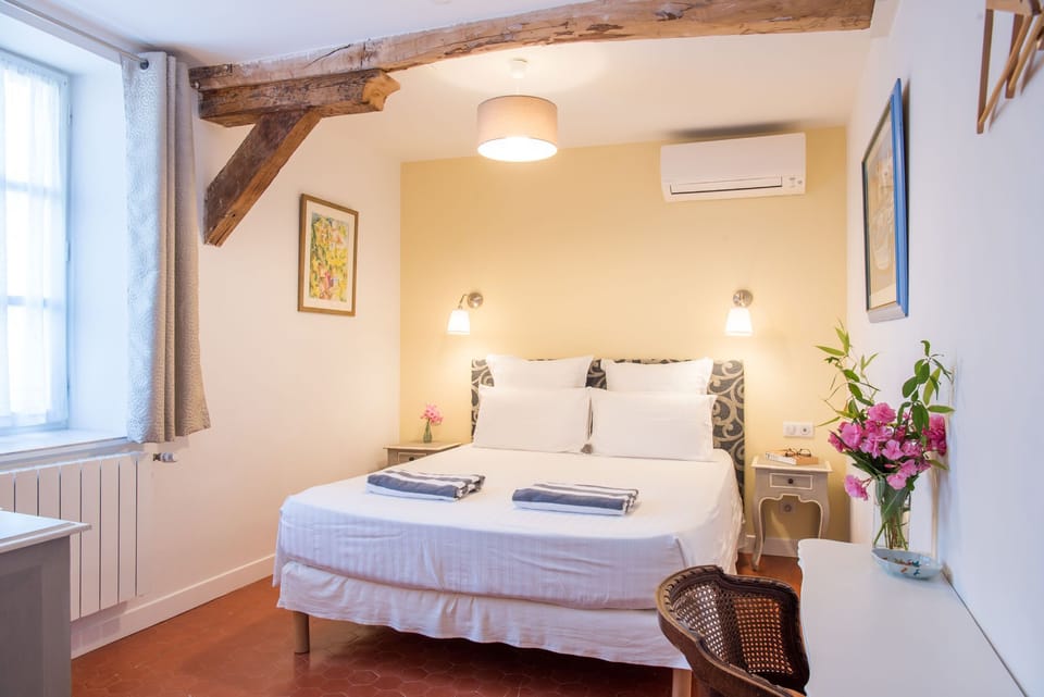 Standard Double Room, Ensuite, Garden View (Chambre Citron)
