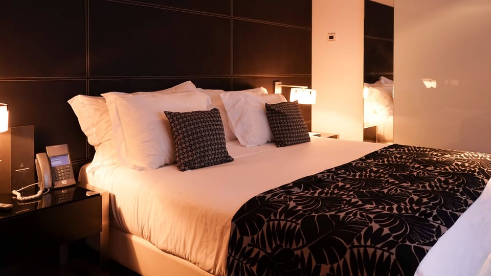 Executive Suite | Premium bedding, in-room safe, desk, blackout drapes