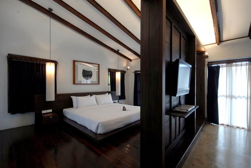 Suite, 1 King Bed | Premium bedding, minibar, in-room safe, desk
