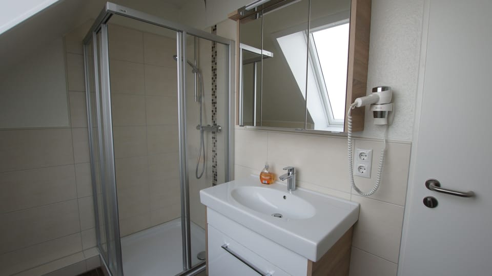 Comfort Apartment, Balcony | Bathroom amenities | Shower, hair dryer, towels