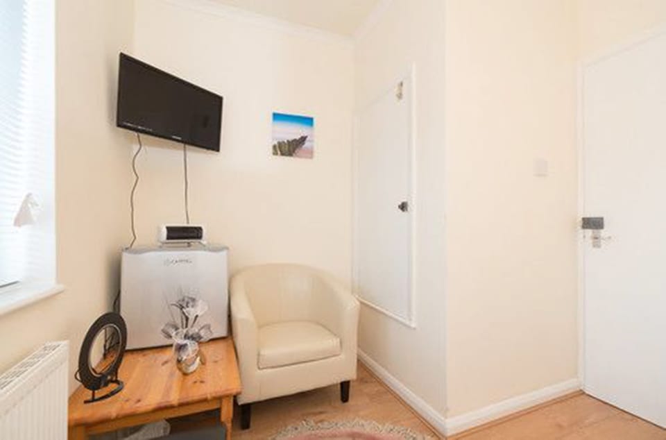 Economy Single Room, Shared Bathroom | Room amenity