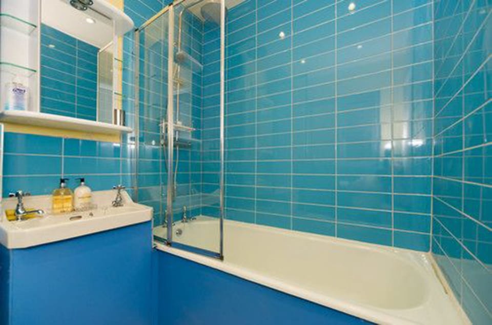 Deluxe Double Room, Shared Bathroom | Bathroom | Deep soaking tub, free toiletries, hair dryer, slippers