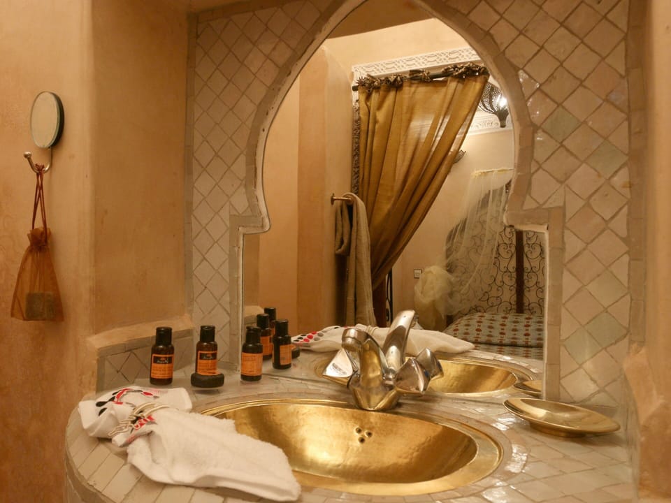 Double Room, Private Bathroom | Bathroom | Shower, free toiletries, hair dryer, towels