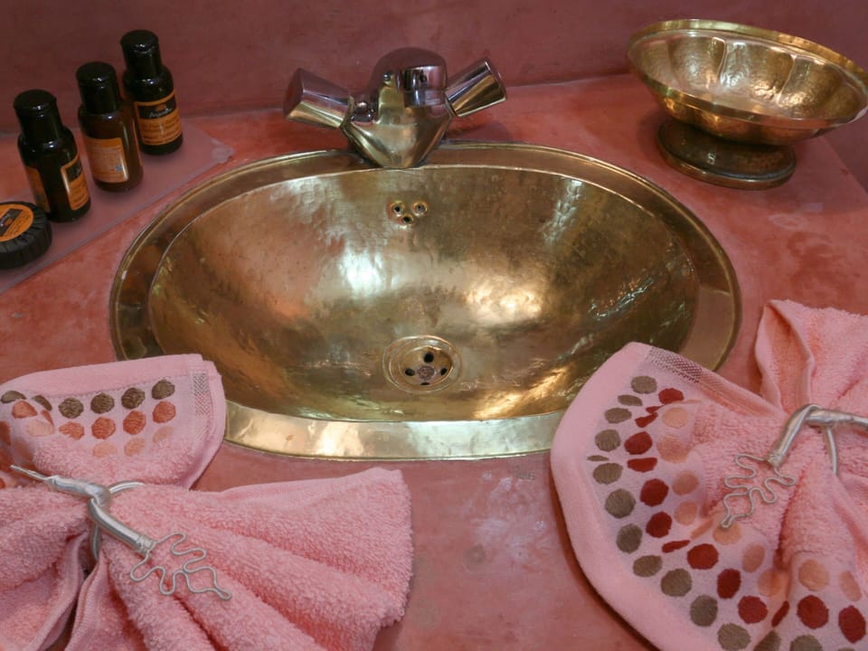 Double Room, Private Bathroom | Bathroom | Shower, free toiletries, hair dryer, towels