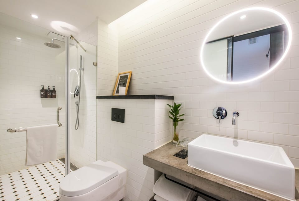 Basic Twin Room | Bathroom | Shower, rainfall showerhead, free toiletries, hair dryer