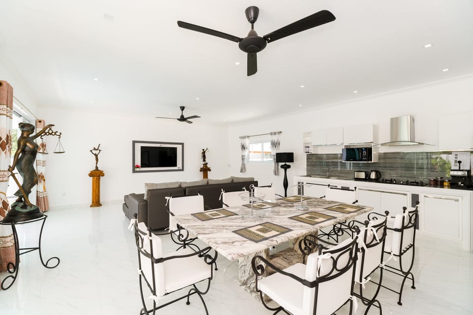 4 Bedrooms Villa | In-room dining