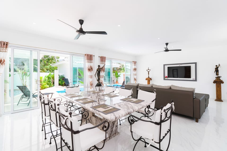 4 Bedrooms Villa | In-room dining