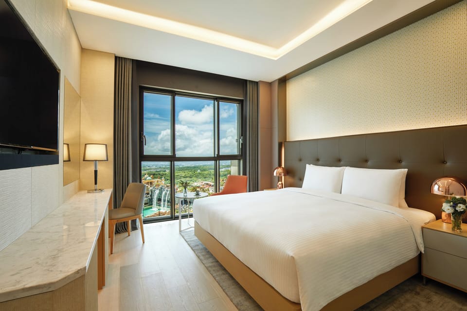 Premium bedding, in-room safe, desk, blackout drapes