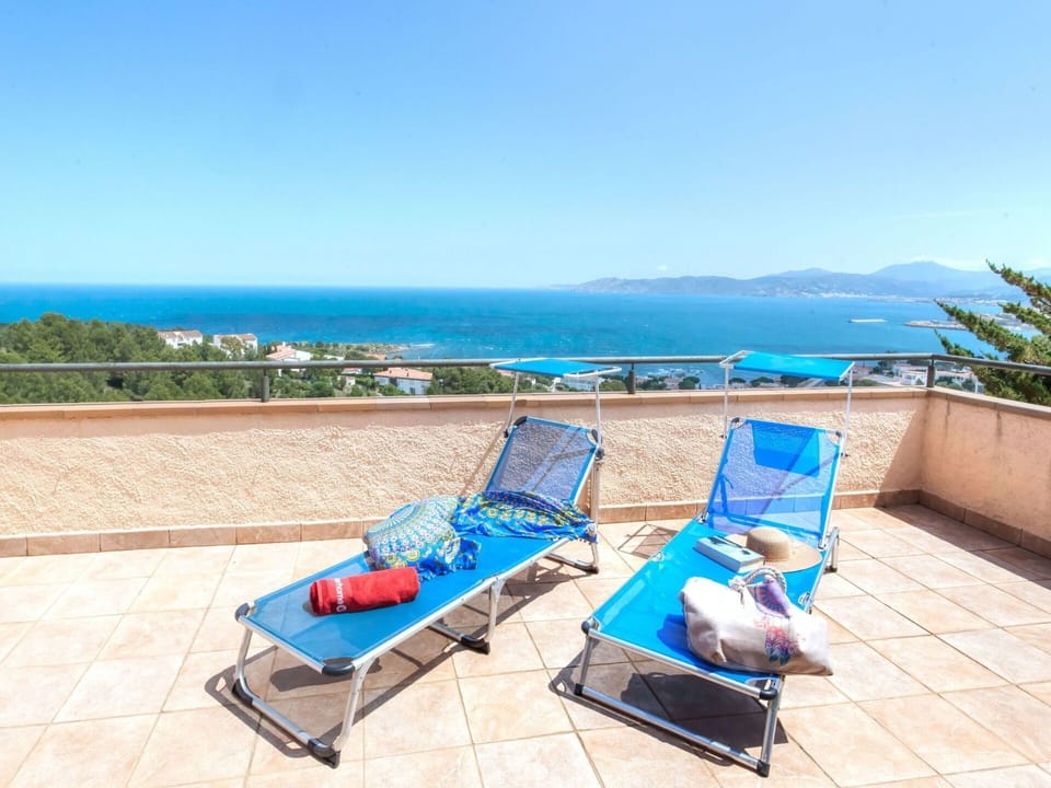 Property, Sunlounger, Furniture, Outdoor Furniture, Resort, Vacation, Real Estate, Leisure, Chaise Longue, House