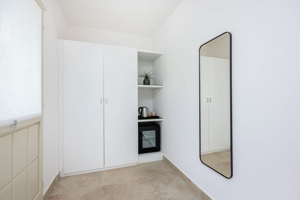 Deluxe Studio | In-room safe, WiFi (free), bed sheets