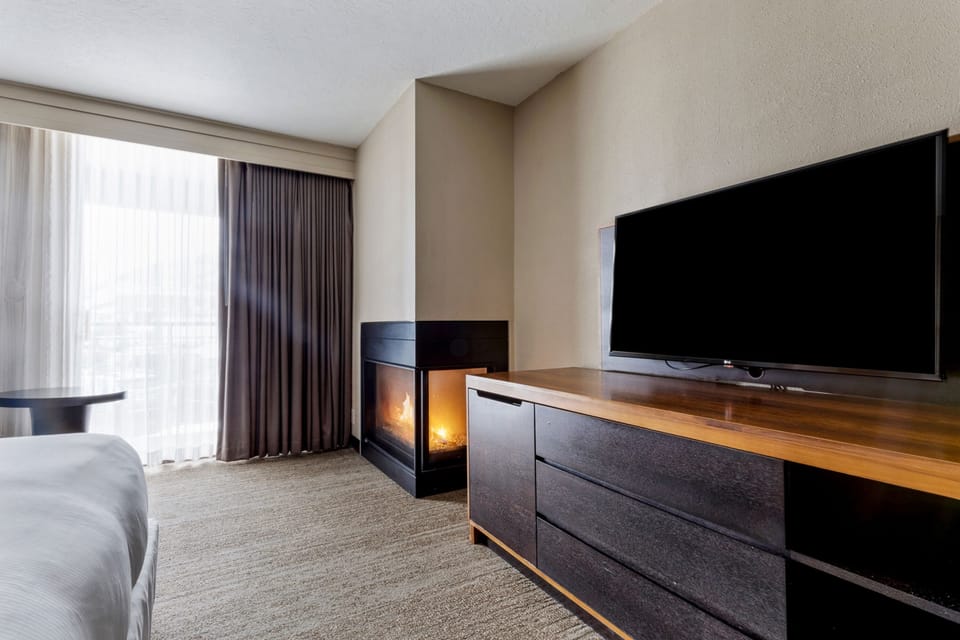 Room, 1 King Bed, Fireplace | Premium bedding, pillowtop beds, in-room safe, desk