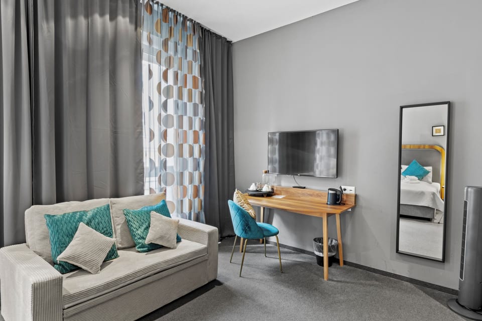 Deluxe Room | Individually decorated, desk, laptop workspace, blackout drapes